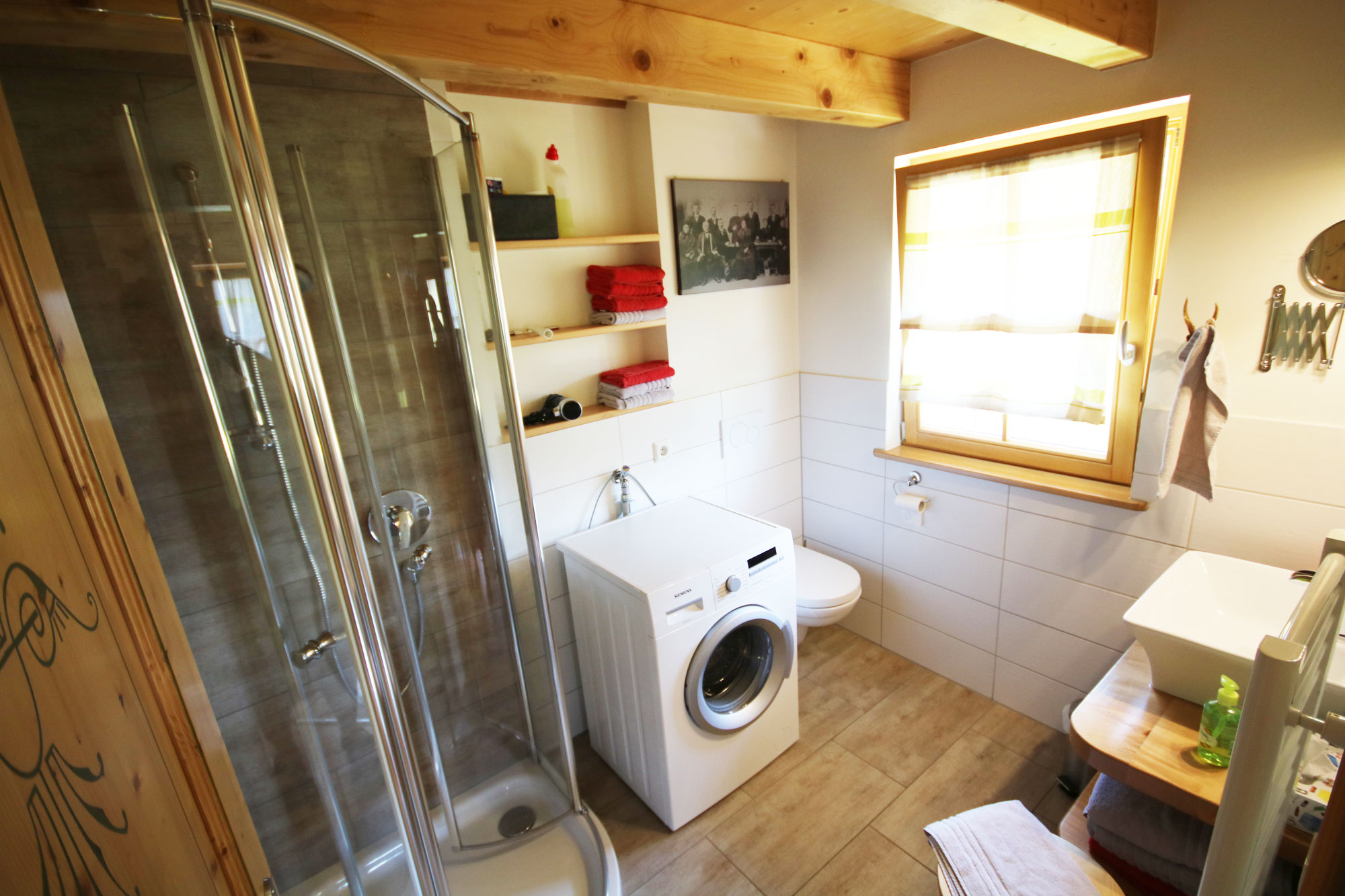Modernes Bad in unserer Alm-Lodge mit Dusche/Waschmaschine etc.